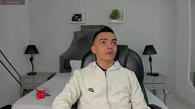 Snapshot of NicoKingg_ chatting on 12.03.25 NicoKingg online show from 12.03.25