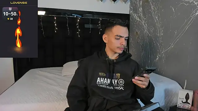 Snapshot of NicoKingg_ chatting on 12.05.25 NicoKingg online show from 12.05.25