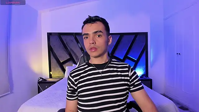 Snapshot of NicoKingg_ chatting on 12.14.25 NicoKingg online show from 12.14.25