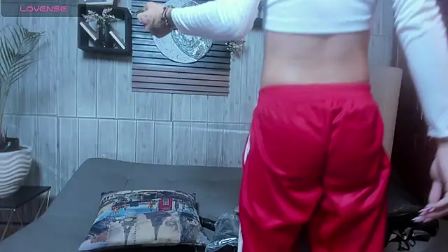 Snapshot of Melany_27 chatting on 12.17.25 Melany 27 online show from 12.17.25