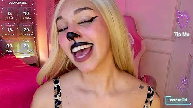 Snapshot of Lynaa_love chatting on 11.18.25 Lynaa love online show from 11.18.25