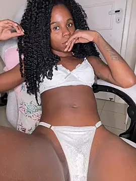 Snapshot of mayalouise chatting on 02.01.26 mayalouise online show from 02.01.26