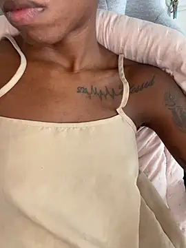 Snapshot of mayalouise chatting on 02.07.26 mayalouise online show from 02.07.26