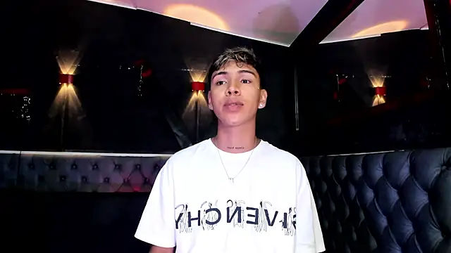 Snapshot of Timmy_Kiing_ chatting on 12.22.25 Timmy Kiing online show from 12.22.25