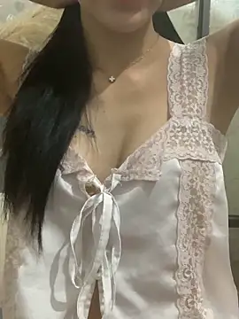 Snapshot of Tiny-122 chatting on 11.26.25 Tiny-122 online show from 11.26.25