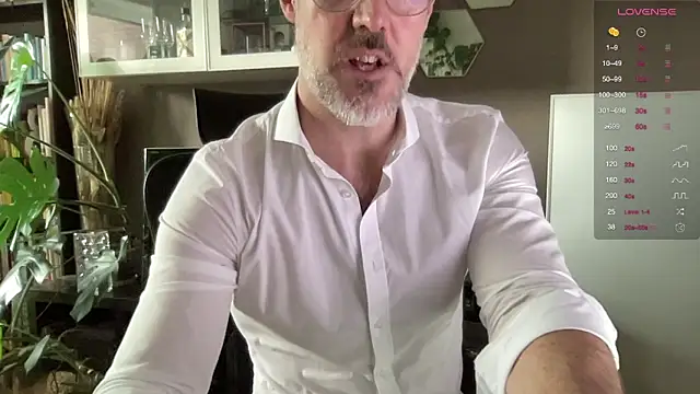 Snapshot of the_new_fit_rubinho chatting on 11.13.25 the new fit rubinho online show from 11.13.25