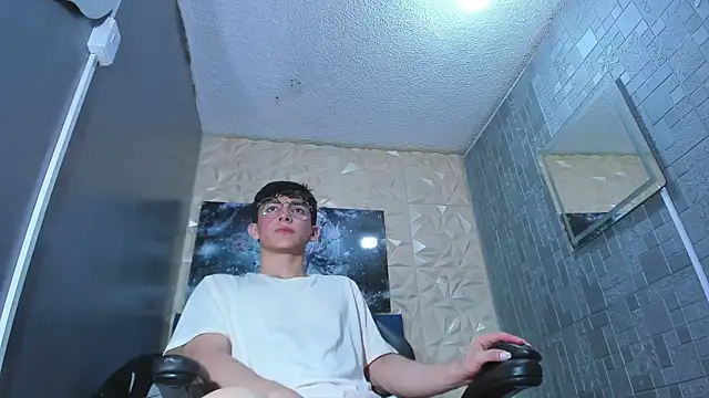 ElanGiraldo online show from 04.28.26