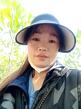 Snapshot of blonde_blg chatting on 11.15.25 blonde blg online show from 11.15.25