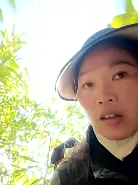 Snapshot of blonde_blg chatting on 11.25.25 blonde blg online show from 11.25.25