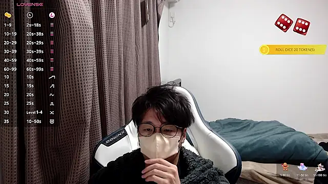 Snapshot of yuu-to-desu chatting on 12.01.25 yuu-to-desu online show from 12.01.25