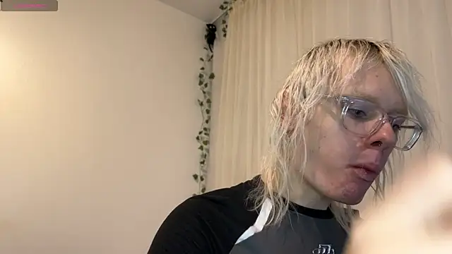 Snapshot of MollyChloe chatting on 11.19.25 MollyChloe online show from 11.19.25