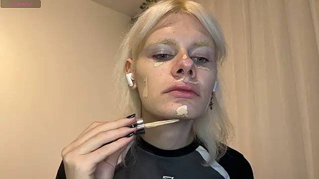 Snapshot of MollyChloe chatting on 11.20.25 MollyChloe online show from 11.20.25