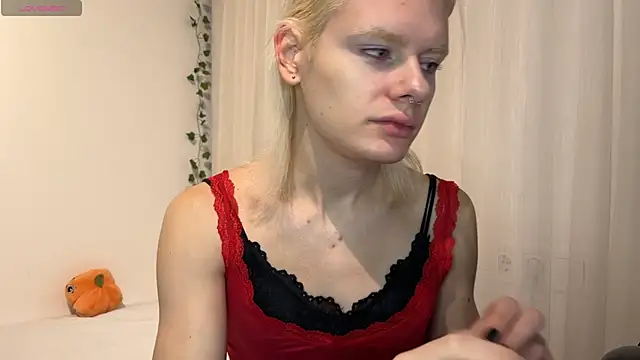 Snapshot of MollyChloe chatting on 11.28.25 MollyChloe online show from 11.28.25