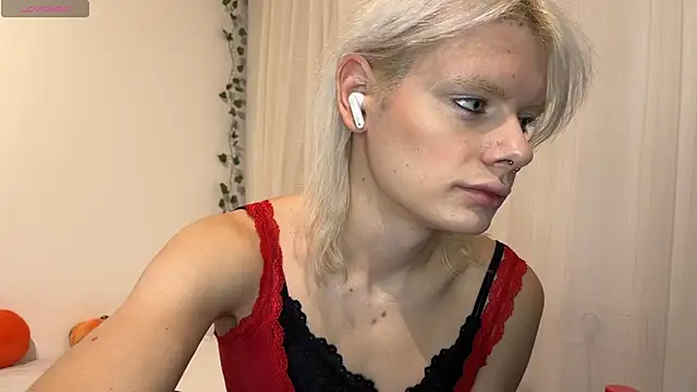 Snapshot of MollyChloe chatting on 11.30.25 MollyChloe online show from 11.30.25