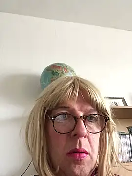 Snapshot of simone_xdressing chatting on 02.12.25 simone xdressing online show from 02.12.25