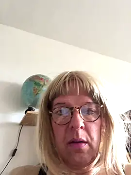 Snapshot of simone_xdressing chatting on 09.17.25 simone xdressing online show from 09.17.25