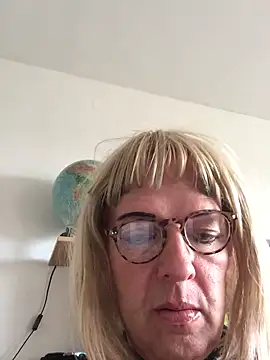 Snapshot of simone_xdressing chatting on 10.05.25 simone xdressing online show from 10.05.25