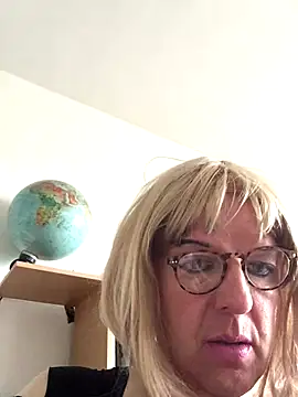 Snapshot of simone_xdressing chatting on 10.12.25 simone xdressing online show from 10.12.25