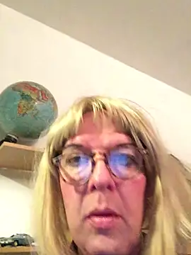 Snapshot of simone_xdressing chatting on 11.10.25 simone xdressing online show from 11.10.25