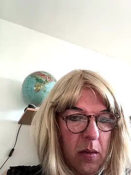 Snapshot of simone_xdressing chatting on 11.30.25 simone xdressing online show from 11.30.25