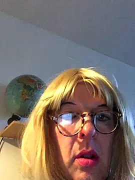 Snapshot of simone_xdressing chatting on 12.14.25 simone xdressing online show from 12.14.25