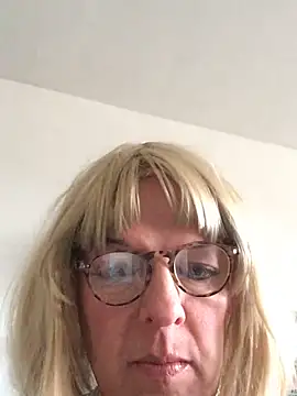 Snapshot of simone_xdressing chatting on 02.15.26 simone xdressing online show from 02.15.26