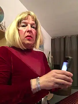 Snapshot of simone_xdressing chatting on 03.25.26 simone xdressing online show from 03.25.26