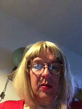 Snapshot of simone_xdressing chatting on 04.15.26 simone xdressing online show from 04.15.26