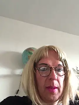 Snapshot of simone_xdressing chatting on 04.19.26 simone xdressing online show from 04.19.26