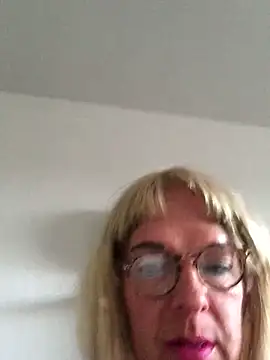 Snapshot of simone_xdressing chatting on 04.19.26 simone xdressing online show from 04.19.26