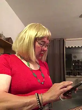 Snapshot of simone_xdressing chatting on 06.16.26 simone xdressing online show from 06.16.26