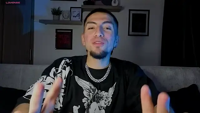 Snapshot of AresMassimoX chatting on 11.21.25 AresMassimoX online show from 11.21.25