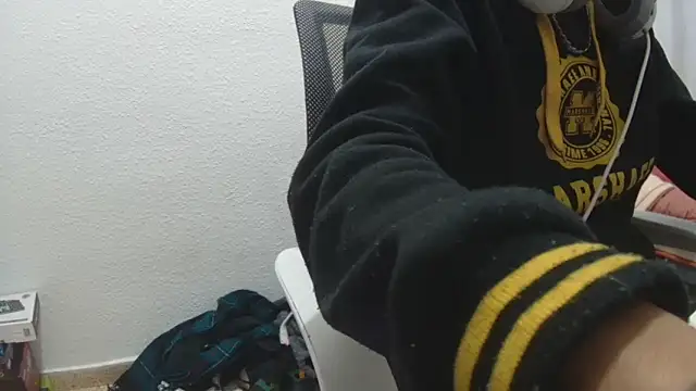 Snapshot of Calavera2001 chatting on 12.21.25 Calavera2001 online show from 12.21.25