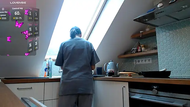 Snapshot of your__gena chatting on 12.22.25 your gena online show from 12.22.25