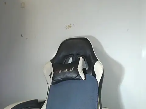 Snapshot of andy_cummy27 chatting on 12.05.25 andy cummy27 online show from 12.05.25