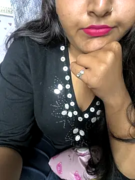 Snapshot of drakezone chatting on 11.22.25 drakezone online show from 11.22.25