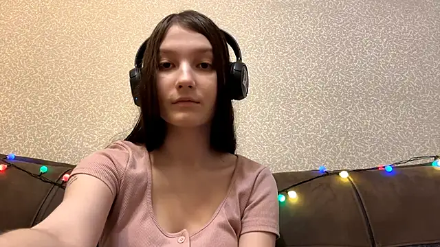 Snapshot of AurorAurora chatting on 12.16.25 AurorAurora online show from 12.16.25