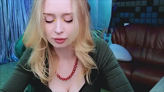 Snapshot of CarolineDjein chatting on 11.25.25 CarolineDjein online show from 11.25.25