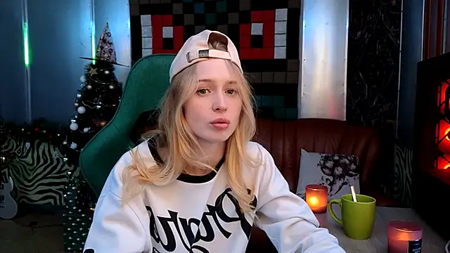 Snapshot of CarolineDjein chatting on 12.22.25 CarolineDjein online show from 12.22.25