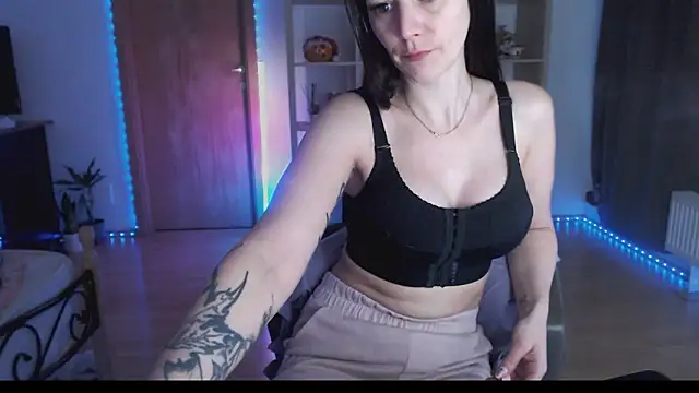 Snapshot of MissyDior8 chatting on 12.14.25 MissyDior8 online show from 12.14.25