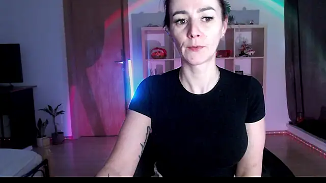 Snapshot of MissyDior8 chatting on 12.18.25 MissyDior8 online show from 12.18.25