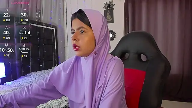 Snapshot of NaylaAbadi chatting on 11.18.25 NaylaAbadi online show from 11.18.25