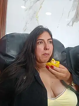 Snapshot of ViolettaWalton1 chatting on 12.05.25 ViolettaWalton1 online show from 12.05.25