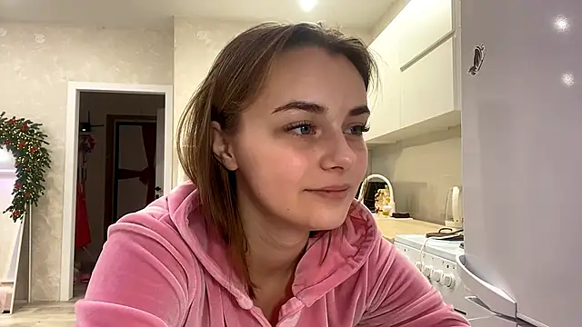 Snapshot of GeralynChiszar chatting on 12.18.25 GeralynChiszar online show from 12.18.25