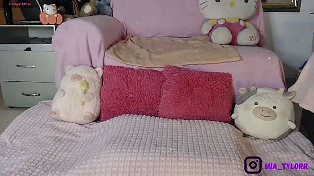 Mia Tylorr online show from 11.18.25
