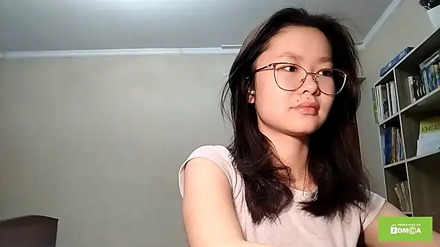 Snapshot of HuldaKye chatting on 12.20.25 HuldaKye online show from 12.20.25