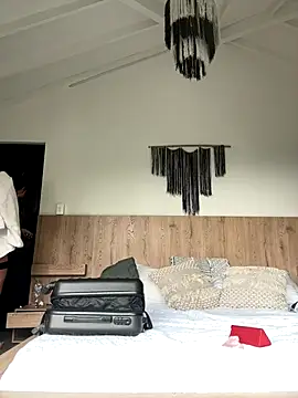 Hannaah wood online show from 12.18.25