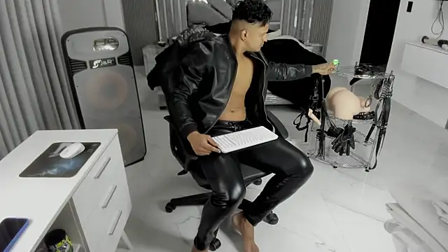 Snapshot of master_leather chatting on 06.06.26 master leather online show from 06.06.26