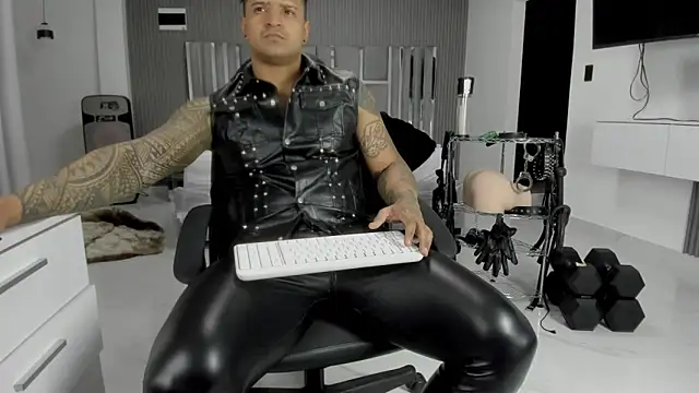 Snapshot of master_leather chatting on 06.10.26 master leather online show from 06.10.26