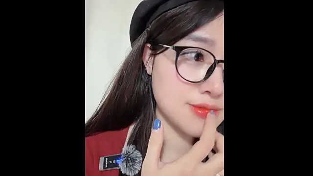 Snapshot of MiCandy-Lovee chatting on 11.24.25 MiCandy-Lovee online show from 11.24.25